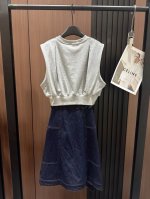 sacai 时尚新风尚！Sacai无袖套装连衣裙惊喜登场 独特侧边排扣设计，细节彰显品质 中间像筋剪裁，完美修饰身形曲线 优质面料打造，舒适透气不闷热 日常通勤