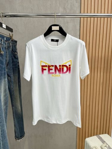 fendi芬迪 2025春夏新款首发专柜最新款短袖圆领T恤 高端订制 设计前卫时尚！品牌Logo牙刷绣刺绣重工艺设计 高端定制纯棉面料.手感柔软.穿着舒适.专柜