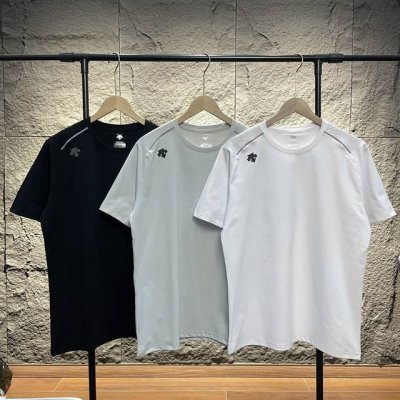 Descente迪桑特 基础百搭拼接设计立体Logo短袖T恤 甄选高品质棉氨混纺面料，触感柔软顺滑，亲肤透气，既保留了纯棉的舒适性，又提升了整体的弹性与挺括感，