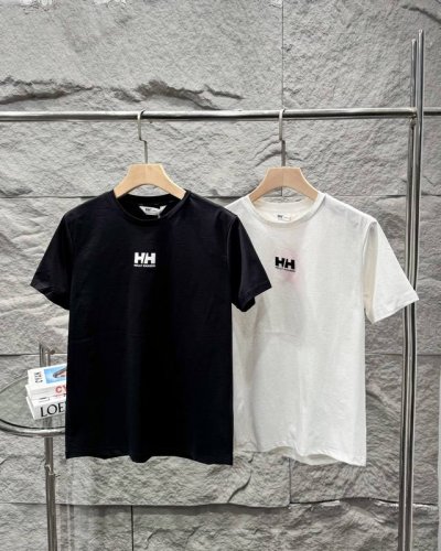 供 海丽汉森 Kelly Hansen 运动速干短袖 T恤。 官网爆款，品质还原正品，采用科技抗菌棉面料，吸湿速干效果非常棒，同时具备亲肤，防晒，抗皱等效果。细