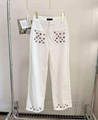价格：￥140 品名：1V 彩色老花刺绣口袋高腰直筒白色牛仔裤 尺码：S.M.L 颜色：白色 1V又出一条神裤！不同于全身老花牛仔，这条用纯净的白色牛仔加上三色