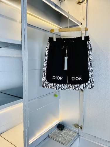 官网原单货 可穿200斤迪奥Dior 简约时尚 2025夏款夏季休闲裤短裤五分裤身穿着非常舒适 低调不失奢华 穿出去非常有档次,裤型款式和裁剪亦无需多言 上身精