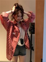 三标齐全 缪缪Miumiu 邂逅春日复古风情 Miumiu 红色格子衬衫 在时尚的轮回里，美式复古风潮再次席卷而来。Miumiu 这款春夏新款 Polo 领开衫