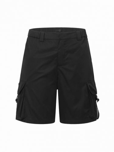 prada 普拉达* 百慕大尼龙工装短裤 主料再生环保尼龙面料，侧面两侧带盖口袋，开模定制新款金属刻字锁扣，经典五金三角形皮标珐琅Logo，满满的高级感，后饰有