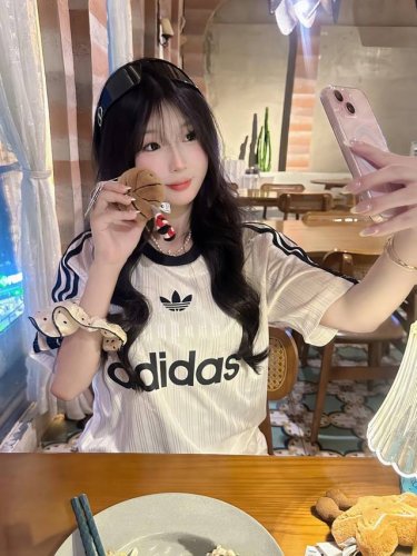 上新 Adidas阿迪达斯古着限定丝绸球衣牛奶白短袖T恤 谁懂阿迪球衣的含金量实在太好看啦 Ad球衣谁穿谁是纯情女高 少女感满满！ 很有美式的感觉 单穿还是叠穿