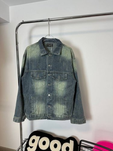 款号：Hmy56# Balenciaga巴黎世家Blcg水洗做旧后背烫钻标语牛仔夹克外套 做旧复古水洗超耐看秋冬本命外套 这款很特别跟别的牛仔衣都不一样 好喜欢