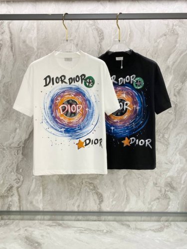 ss夏季新款手绘短袖T恤！专柜同步，每一件都是纯手工画制而成.独特的Logo 个性艺术系列全网独家首发 百搭款细节处理完美240克纯棉面料十分精致 原版面料 网