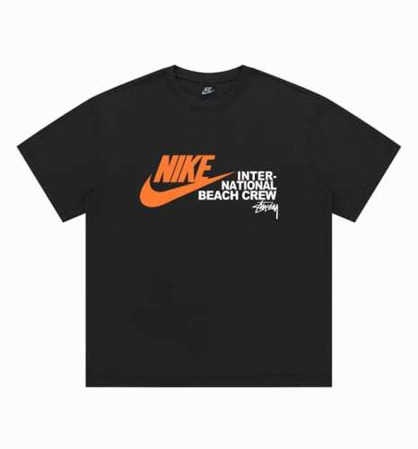 Stussy X Nike斯图西联名耐克圆领短袖半袖T恤 面料采用260克纯棉双纱食毛面料 双线二本针压线 久洗不变形 原版定制三标 高端进口印花 随意水洗 情