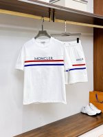 直 品牌 Moncler蒙口 2025圆领短袖短裤套装 纯棉面料上身不会闷热，爽滑舒适的亲肤效果更加透气，面料自带肌理感 经典徽标工艺 独有的角度全新演绎 时尚