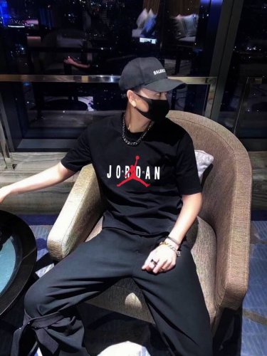 上新 标志Logo 化繁为简 Jordan 乔丹极简的设计转化为服装语言 就如这件基础短袖T恤 有着极其细腻的面料质感 平淡中无处不透入极简高级质感 简单 个性