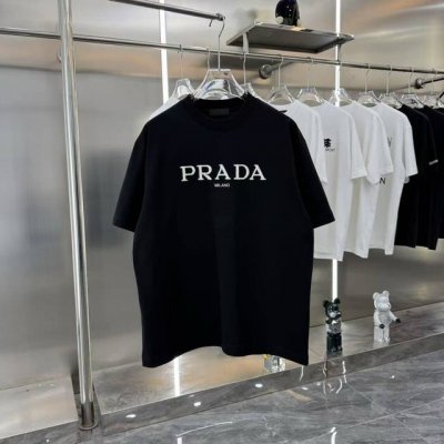 prada普拉达2025Ss新款毛绒手感棉绣花工艺情侣休闲短袖T恤 最高版本！面料290克 %双纱棉！毛绒手感棉绣花工艺设计！ 辅料：开模原版过鉴定领标 %真丝