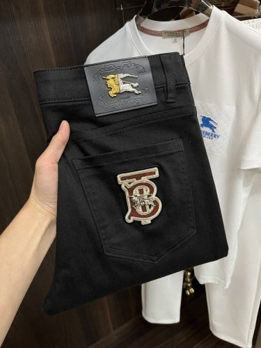主推 Burberry 2025春季独家专供新款秘巴宝莉潮男时尚休闲牛仔裤，春季新款裤子 高端欧版原单潮流时尚休闲裤子 透气舒适度高，细节无可挑剔，品牌元素设计