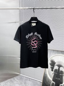 古奇 Gucci 新款 圆领 短袖 T恤 体恤 半袖 ，高端版本！专柜定制面料 透气舒适度高，细节无可挑剔，品牌元素设计理念，体现高品质。手感细腻柔软！呈现休闲