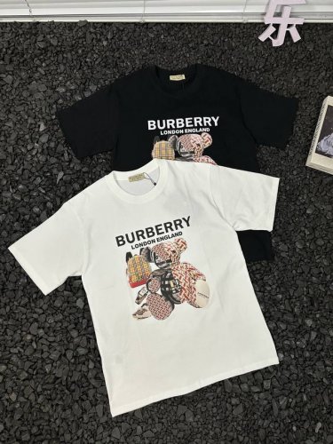 巴宝莉Burberry宽松休闲可爱布艺拼接小熊印花Logo套头重磅圆领透气短袖T恤 男女同款 衣服整体是宽松版型，藏肉显瘦，不挑身材，男生女生都能驾驭，当情侣装