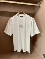miumiu 2025春夏新款首发专柜最新款短袖圆领T恤 高端订制 设计前卫时尚！品牌Logo重工艺设计 高端定制260克面料.手感柔软.穿着舒适.专柜级别精致