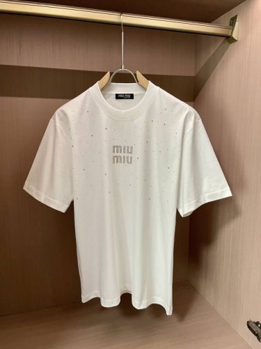 miumiu 2025春夏新款首发专柜最新款短袖圆领T恤 高端订制 设计前卫时尚！品牌Logo重工艺设计 高端定制260克面料.手感柔软.穿着舒适.专柜级别精致