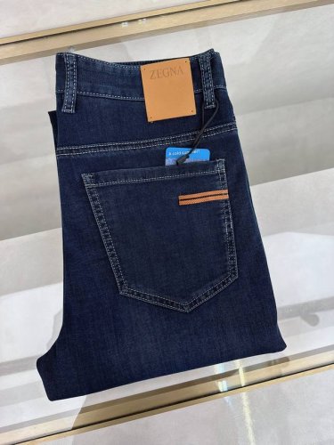 杰尼亚 2025新春爆款新品 专柜有售 实体店极品牛仔裤专柜原版1:1好货，适合各个年龄段。市场最高版本的欧洲进口面料。舒适柔软亲肤，上身效果超级棒时尚百搭，笔