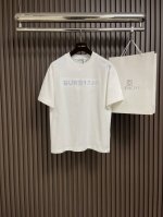 burberry 2025Ss春夏新品圆领T恤，精选进口定织100％丝光纯棉面料，质地也密实细腻，柔软挺阔有型、透气舒适。属于夏天穿着非常适合的一个厚度，拥有很