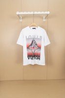 挂拍图 顶级版本-款号X44 Louis Vuitton 路易威登 黄昏屋顶印花圆领短袖 T恤 三标齐全 采用高克重纯棉面料！ 数码直喷 手感非常舒服 Os落肩