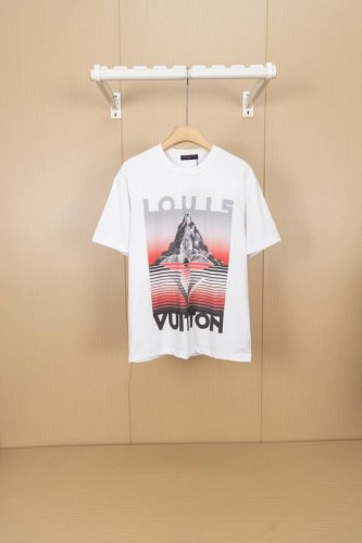 挂拍图 顶级版本-款号X44 Louis Vuitton 路易威登 黄昏屋顶印花圆领短袖 T恤 三标齐全 采用高克重纯棉面料！ 数码直喷 手感非常舒服 Os落肩