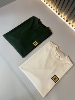 louisvuitt*路易*登 2025春夏全新系列单品上线，非常时髦前卫的一款男女同款短袖T恤，标识Logo图案徽章修饰！区别于以往的不同，宣示品牌传承多年的