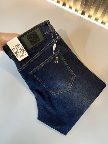lo*We 罗*威2025春夏新品男士时装款高端休闲裤，香港洋行渠道货，日本原厂出品，纯血统品质，完美延续了Loe*家的精髓与基因，从主体面料到细节工艺，无不彰