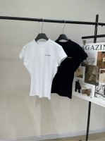 Ann基础纯色字母印花短袖T ，面料：棉+氨纶 颜色：白色，黑色 25Ss春夏新款 叠褶修身基础短袖T恤 用理性的方法将传统设计进行解构 将具象的服装元素与抽象