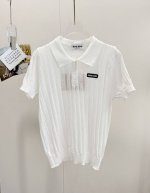 价格p： 品名：Mium*U 全新格蕾公主镂空针织polo衫 尺码：M.L 颜色：白色 经典麻花纹~上身秒白好几度元气感蹭蹭上涨上身，冰凉舒爽麻花立体感肌理，白