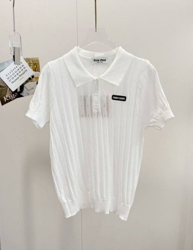 价格p： 品名：Mium*U 全新格蕾公主镂空针织polo衫 尺码：M.L 颜色：白色 经典麻花纹~上身秒白好几度元气感蹭蹭上涨上身，冰凉舒爽麻花立体感肌理，白