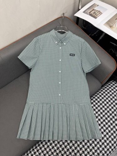 miumi* 25Ss新款格子翻领连衣裙 字母绣花装饰 压褶裙摆 时尚大方 单色三码Sml