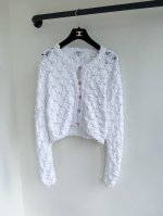 Chane*25春夏新款16针细拼接立体勾花工艺双C字母金属扣针织圆领开衫出货巨显瘦的净色立体勾花 胸前设计低调高级经典修身版型 百搭不挑人，减龄优雅气质。做工