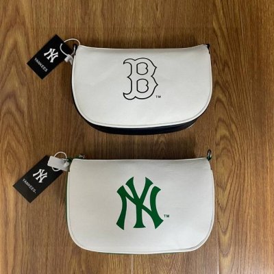 mlb Ny纽约洋基队 波士顿红袜队大Logo印花可拆卸调节肩带饺子包单肩包斜挎包 颜色：黑白色 绿白色 尺寸：26X15X08 Cm 072
