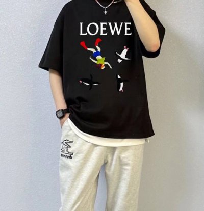 Loewe 罗意威短袖半袖T恤 采用260G双纱100%新疆精梳纯棉面料 采用过肩拉条工艺，百洗不变形！ -采用高端印花，百洗不开裂！ 宽松版型，上身舒适，柔软