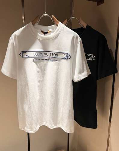 louisvuitt*路易*登 2025春夏全新系列单品上线，非常时髦前卫的一款男女同款短袖T恤，标识Logo图案刺绣修饰！区别于以往的不同，宣示品牌传承多年的