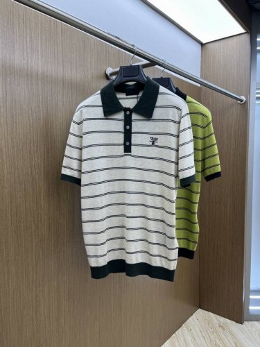prada 普拉达2025新款撞色条纹polo刺绣短Logo透气性极强的轻薄高端羊毛材质，打造品味绅士气质 邂逅prada这款条纹polo衫，仿若踏入意式风尚的
