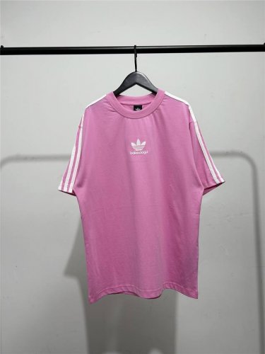 高版本 质量很好 巴黎世家 Balenciaga联名阿迪达斯Adidas三叶草系列男女同款刺绣字母短袖T恤 此款尺码偏大 最小Xs穿到145斤左右 最大穿到20