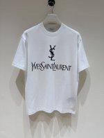 新品 Ysl家族男士时装款纯棉圆领短袖T恤，贸易公司洋行货，25年春夏新品，属于明星级Top人气的一款单品！ 该款单品整体的设计风格延续了Ysl家族一贯的基调，