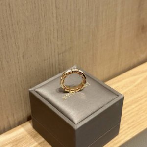 宝格丽 Bvlgari Serpenti 蛇指 细腻妖娆的线条设计 饰以明亮钻石让霸气也可以有女人味 天然贝母 原版字印 完美诠释 极简主义 低调奢华有内涵 意