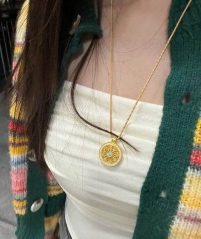 中国黄金莲花八宝罗盘编绳项链 沙金材质 中间可旋转 吊坠直径30Mm 莲花在八宝罗盘中象征着纯洁、高尚与长寿。莲花出淤泥而不染，代表着心灵的纯净和品德的高尚，同