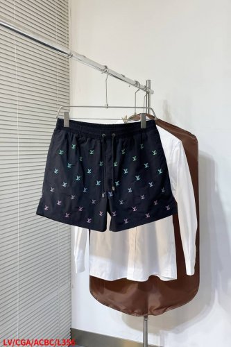 L356 Lv路易威登 25Ss新款沙滩短裤选用科技面料塑造侧开衩设计，再以刺绣工艺赋予全幅 Lv Blason 标识雅致渐变效果。Lv 铭纹端头为腰间抽绳注入