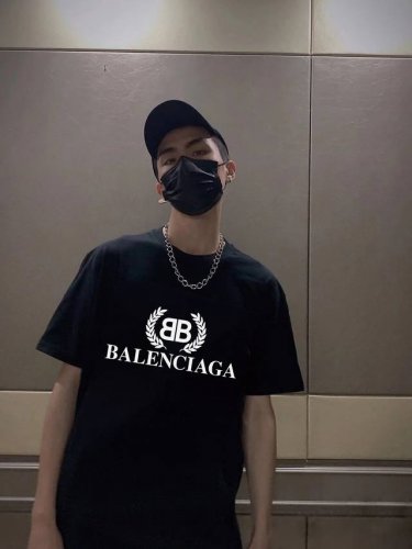 Balenciaga巴黎世家麦穗短袖半袖T恤 采用260G双纱100%新疆精梳纯棉面料 采用过肩拉条工艺，百洗不变形！ -采用高端印花，百洗不开裂！ 宽松版型，