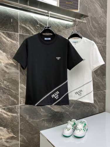隔天到 Prada 普拉达 高品质320克 拼接字母印花金属三角标 原版面料 官方同款 短袖T恤 同缸染面料 手感非常舒服 春夏最新砖柜同步 时尚又个性 超级百