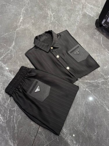 prada 25Ss春夏新品套装 男士净色基础款丝感醋酸休闲短袖+短裤套装 贸易公司渠道稀出 领先Gw发售 通体的设计以极简方式呈现 没有过多的元素来修饰 皮质