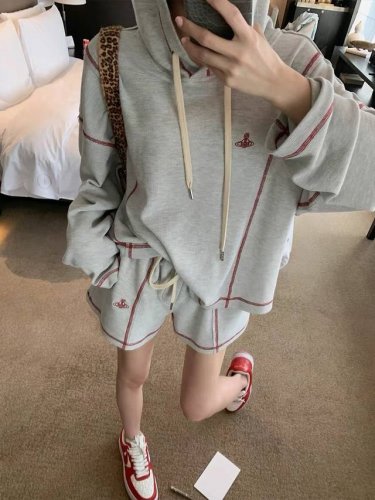 上新 西太后 土星刺绣时尚华夫格运动套装 夏季华夫格休闲宽松长袖上衣短裤两件套！！套装真的是我的穿搭舒适区 整套的拷边线迹都做的是撞色的 热烈浪漫的酒红色和清冷