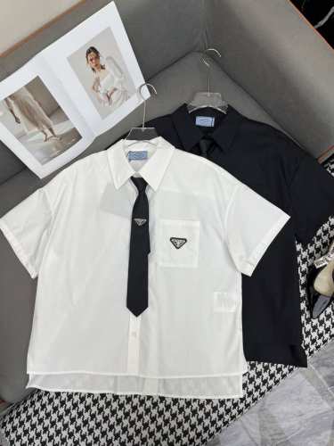 prad* Ss25新款学院风短袖衬衫 经典三角标装饰 搭配领带 两色三码Smla807
