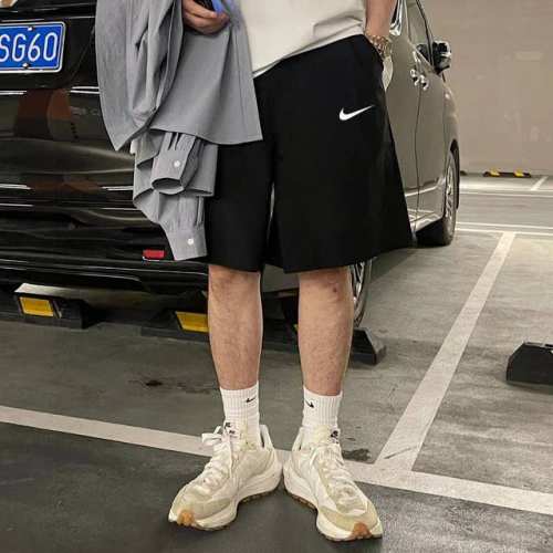 上新 nike 耐克夏季最新款刺绣基础五分休闲短裤 采用重磅华棉面料 触感柔和 垂感强 穿着体验感好 4-5级水洗色牢度不易褪色 面料采用水洗印染工艺 水洗不褪