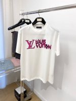 路易威登、2025新品短袖T恤，帅气时尚，胸前顶级印花字母Logo，简约百搭款。面料棉 不仅挺括，保持潮流的廓形，又穿着舒适，纱织更细腻，码数S-Xxl