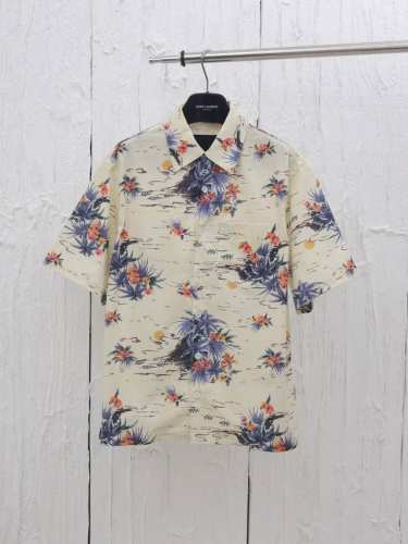 prad* 普拉达 25春夏Hawaii度假花衬衣 这款棉质衬衫呈现Oversize线条，配以别致的保龄球翻领，夏日风格印花在运动设计中融入复古气质。经典胸袋，