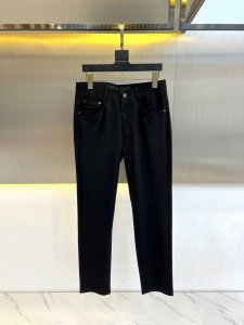 Miumiu谬谬、25S春夏男士薄款商务休闲直筒休闲裤，以工艺和面料为主导的一款时尚休闲裤，天丝氨纶混纺面料，通体的辅料、面料之高级超乎想象，上面饰有品牌Log