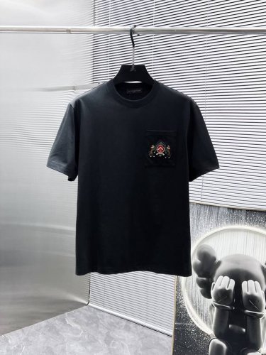 路易威登 Lv 2025Ss新款 半袖 体恤 短袖 圆领T恤，高端版本！专柜定制面料 透气舒适度高，细节无可挑剔，品牌元素设计理念，体现高品质。手感细腻柔软！呈
